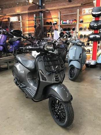 Custom Vespa Sprint Grigio Targa